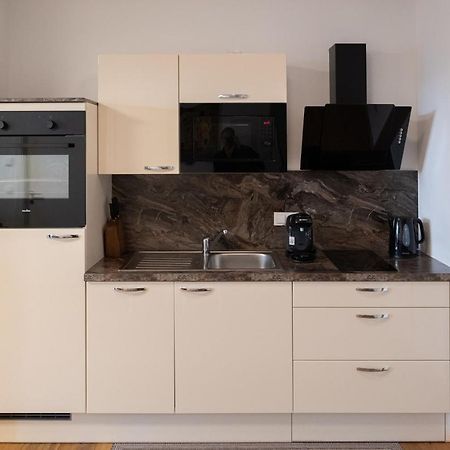 וינה Modern Apartment W/ Cozy Balcony Near City Center מראה חיצוני תמונה