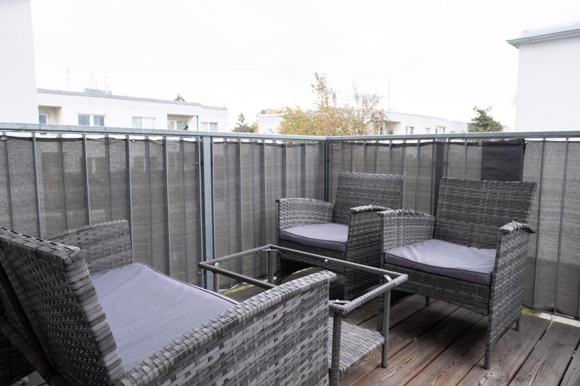 וינה Modern Apartment W/ Cozy Balcony Near City Center מראה חיצוני תמונה