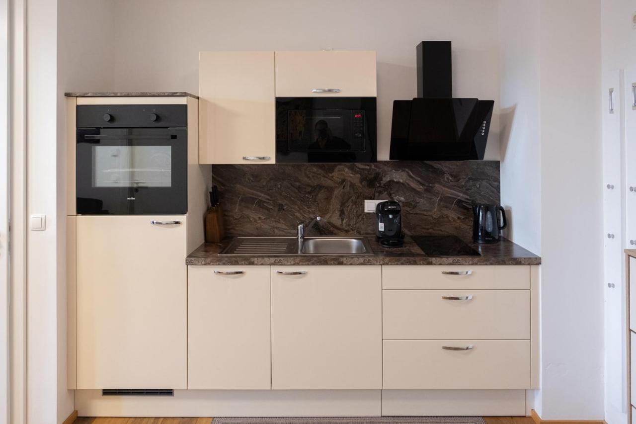 וינה Modern Apartment W/ Cozy Balcony Near City Center מראה חיצוני תמונה
