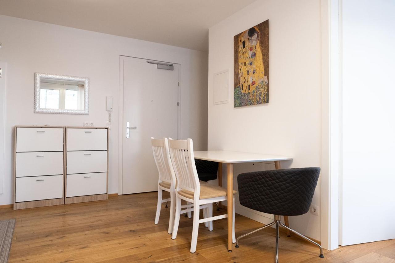 וינה Modern Apartment W/ Cozy Balcony Near City Center מראה חיצוני תמונה
