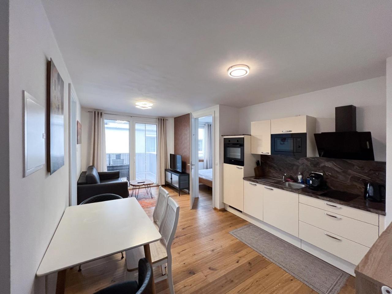 וינה Modern Apartment W/ Cozy Balcony Near City Center מראה חיצוני תמונה