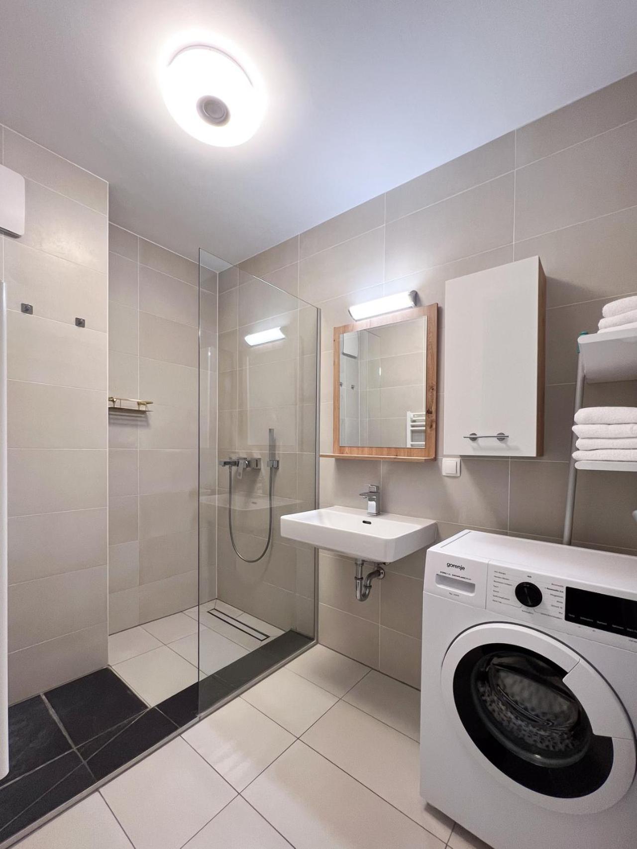וינה Modern Apartment W/ Cozy Balcony Near City Center מראה חיצוני תמונה