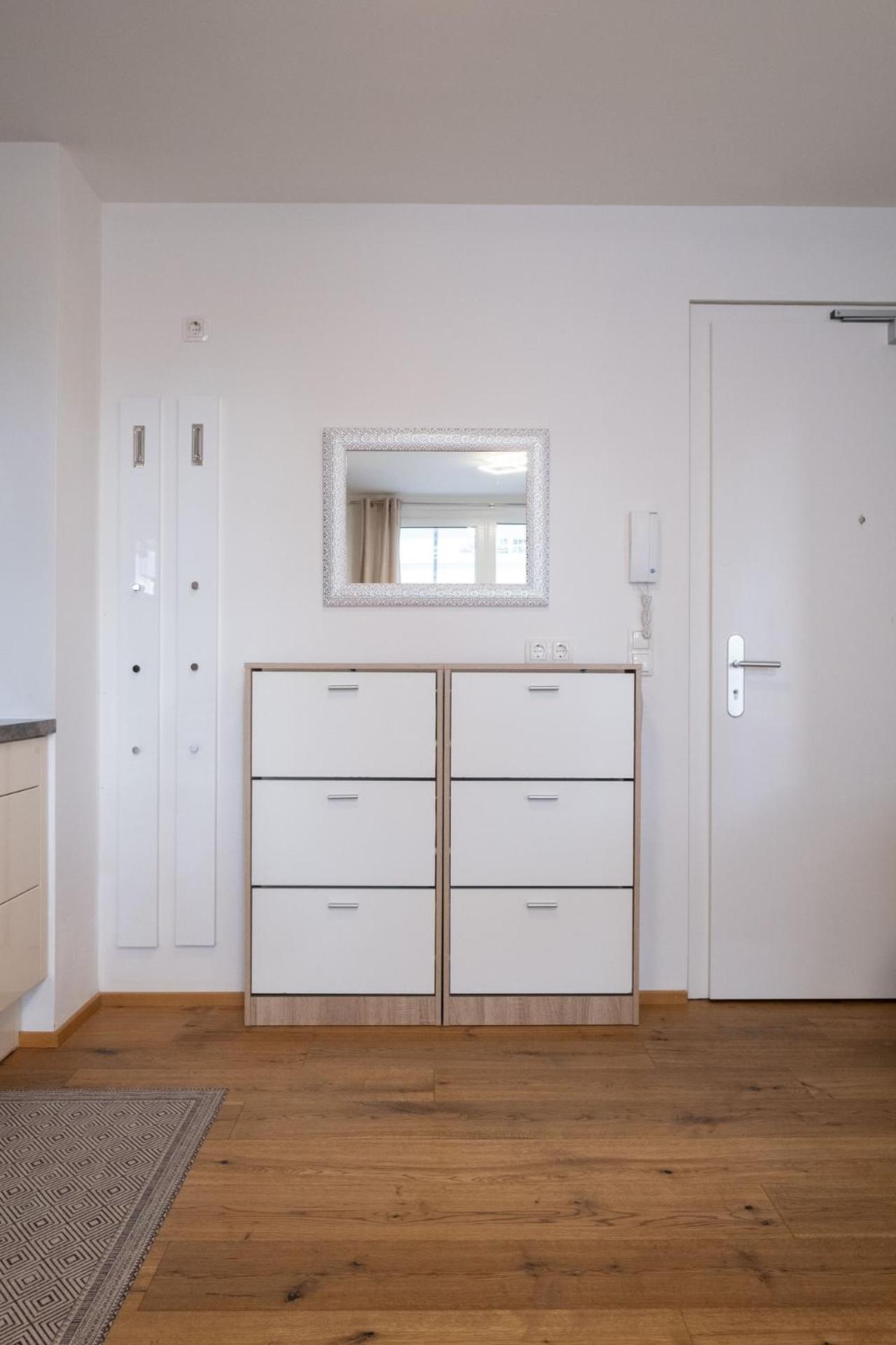 וינה Modern Apartment W/ Cozy Balcony Near City Center מראה חיצוני תמונה