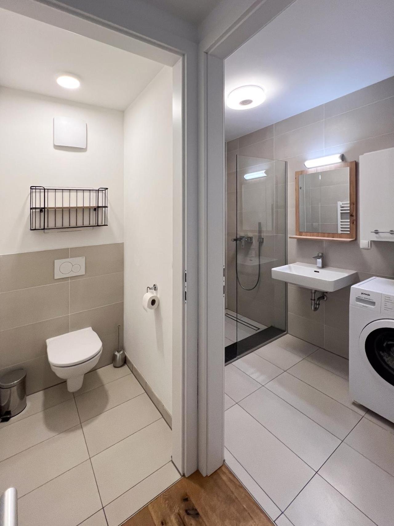 וינה Modern Apartment W/ Cozy Balcony Near City Center מראה חיצוני תמונה