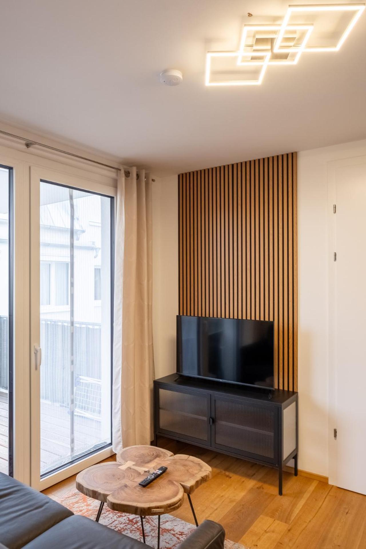 וינה Modern Apartment W/ Cozy Balcony Near City Center מראה חיצוני תמונה
